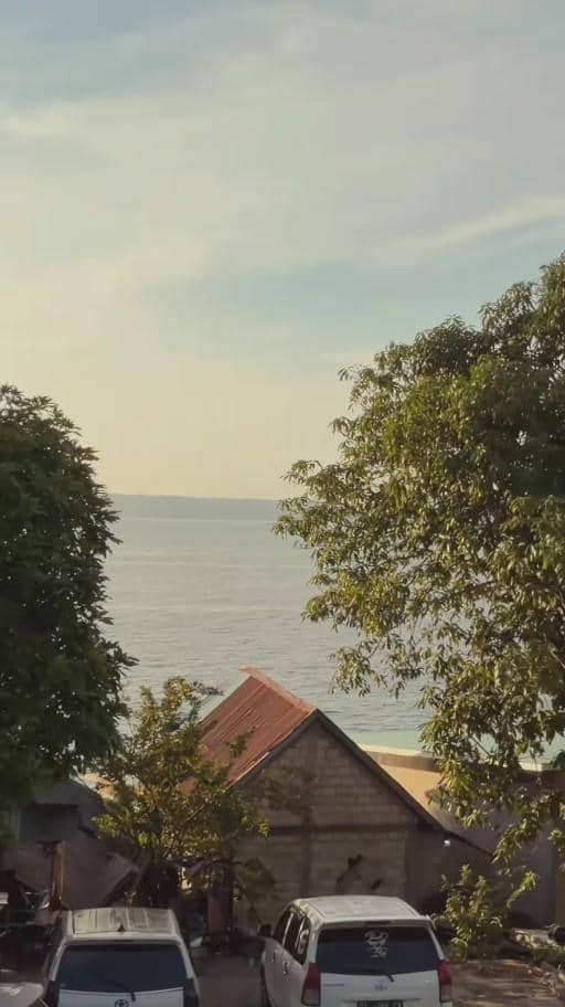 Indah Permatasari Buka Puasa di Pinggir Pantai