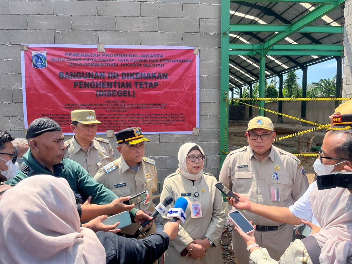Pemkot Jakarta Selatan segel lapangan padel tak berizin di Jagakarsa