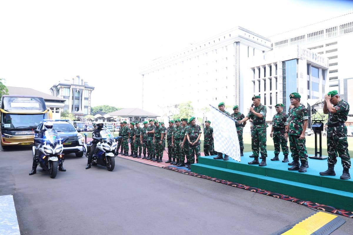 Rombongan Mudik Bersama dilepas oleh Inspektur Jenderal Angkatan Darat (Irjenad) Letjen TNI Erwin Djatniko di Mabesad, Jakarta, Selasa (17/3/2026). (Dok. Dispenad)
