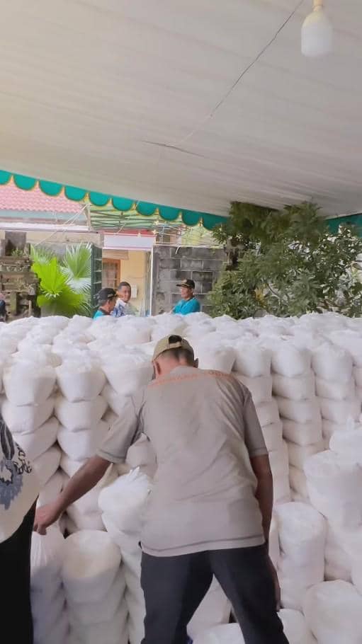 Dewi Perssik Bagi-bagi 8.400 Paket Zakat Fitrah