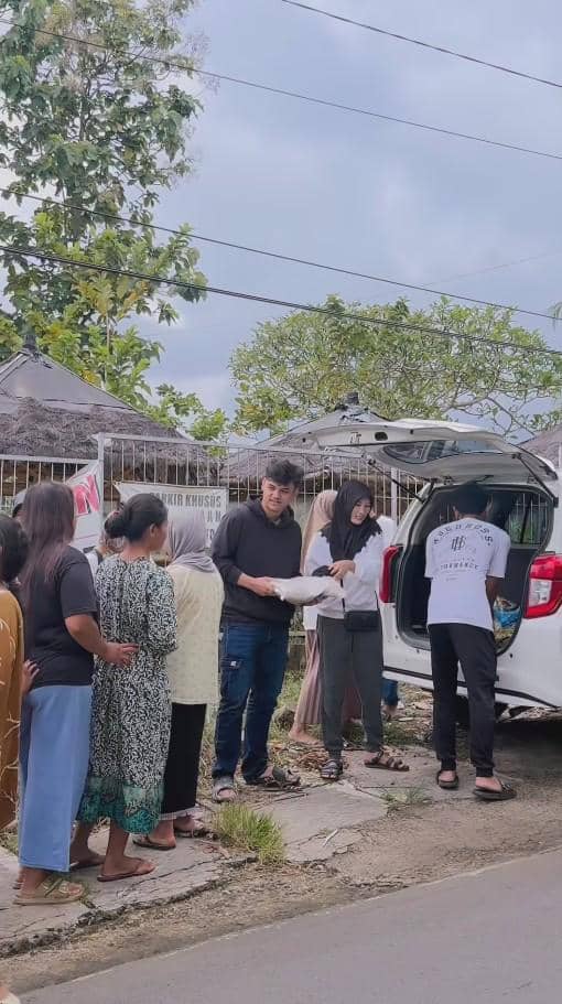 Dewi Perssik Bagi-bagi 8.400 Paket Zakat Fitrah