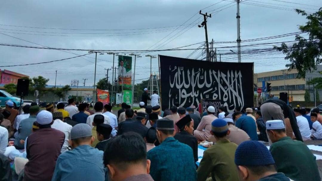 Jemaah Tarekat Naqsyabandiyah mengikuti Salat Idulfitri 1447 H di halaman parkir RM. Sambal Lalap, Makassar, Kamis (19/3/2026). (IDN Times/Istimewa) 