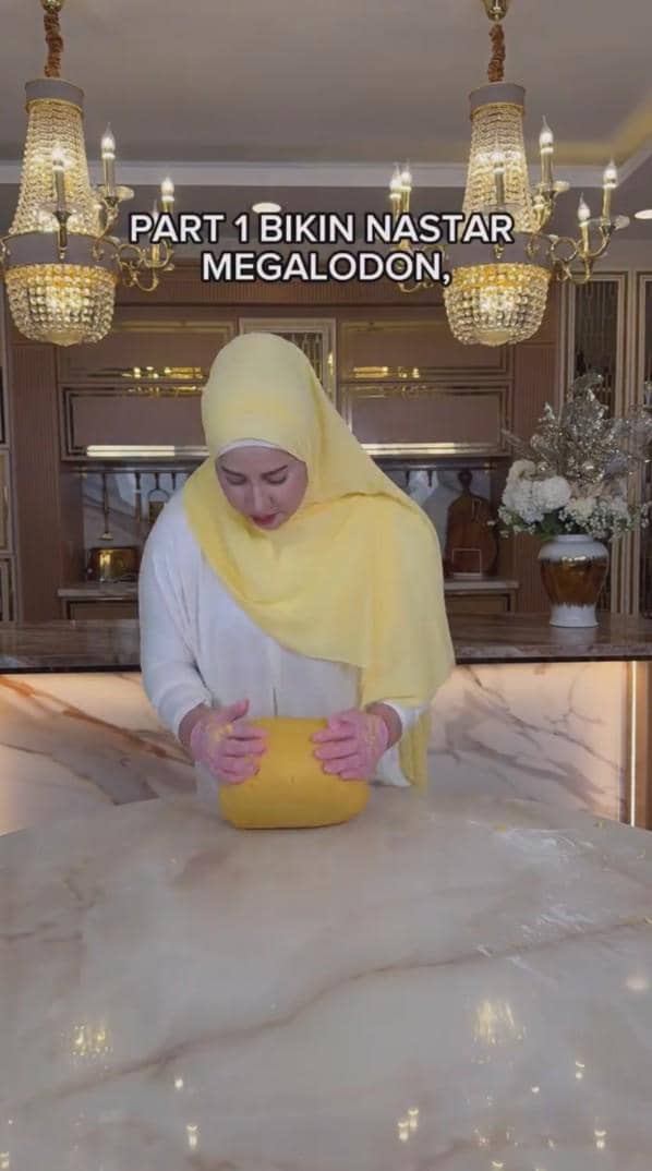 Tasyi Athasyia bikin kue nastar megalodong untuk Lebaran 2026
