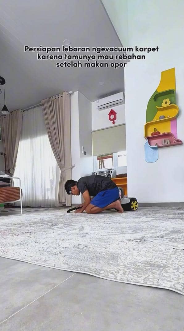 Suami komika Musdalifah Basri melakukan vakum karpet dalam rangka beres-beres rumah untuk persiapan Lebaran 2026