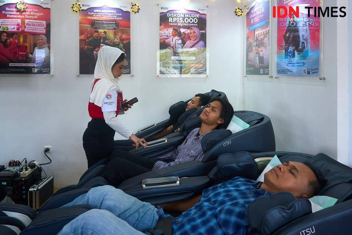 Sejumlah pemudik menikmati layanan pijat gratis di Serambi MyPertamina di Rest Area KM 379A Tol Semarang–Batang (arah Jakarta ke Semarang), Rabu (18/3/2026). (IDN Times/Dhana Kencana)