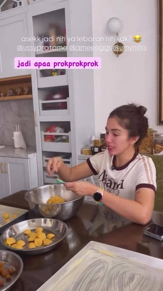 Ussy Sulistiawaty membuat kue nastar untuk Lebaran 2026