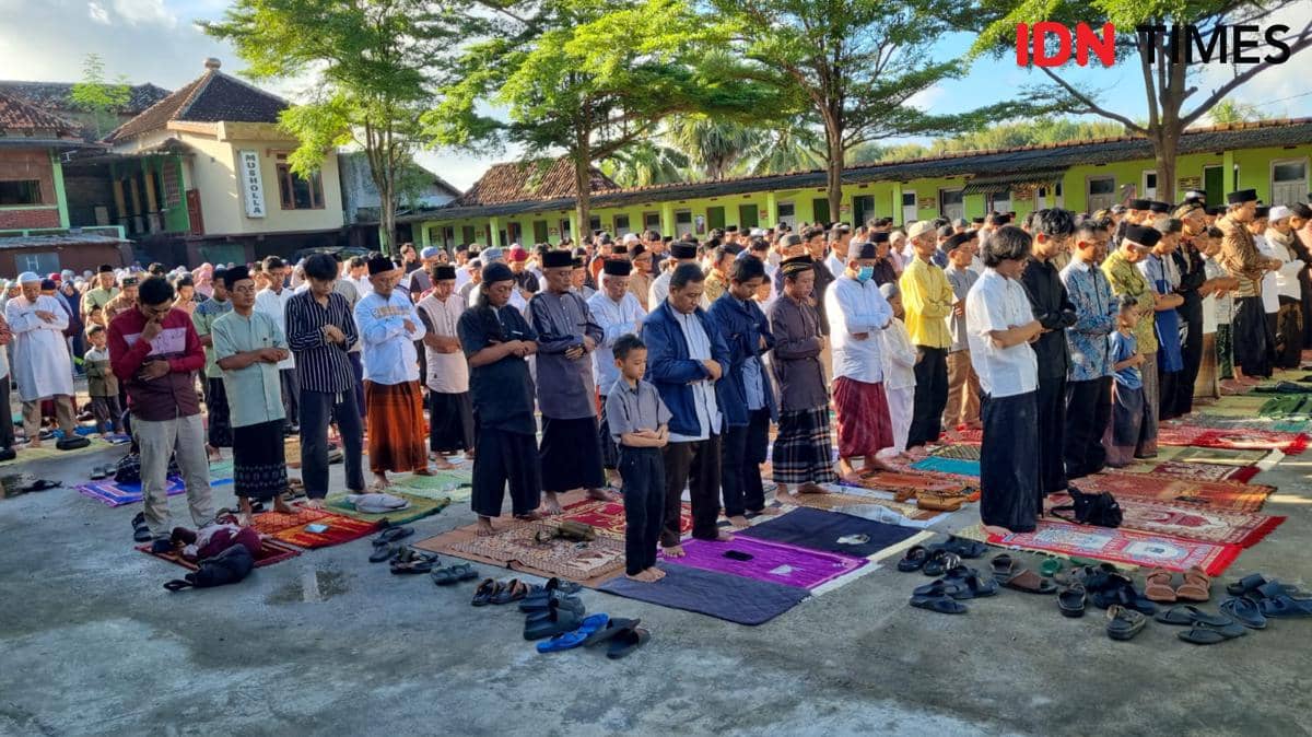 Jemaah Majelis Sholawat Asyghil Kubro di Bantul Gelar Salat Idul Fitri Hari Ini