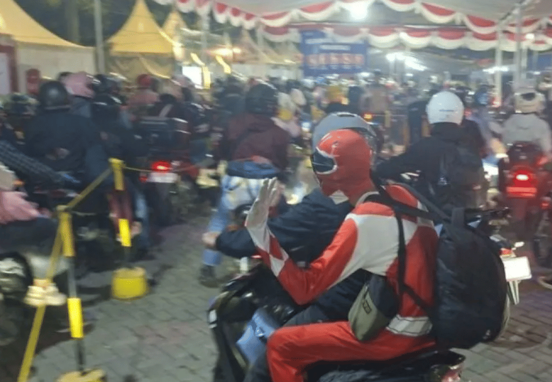 Pemudik dengan Kostum Power Ranger Merah di Pelabuhan Ciwandan