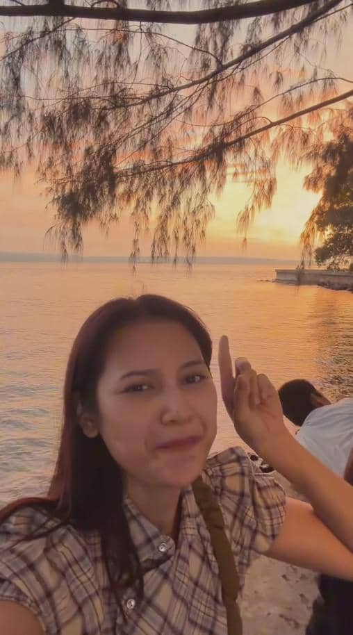 Indah Permatasari Buka Puasa di Pinggir Pantai