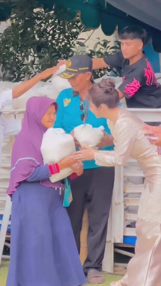 Dewi Perssik Bagi-bagi 8.400 Paket Zakat Fitrah