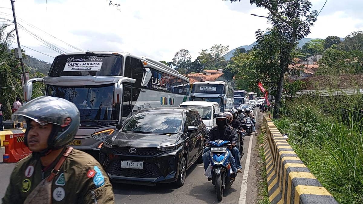 Pemudik Padati Jalur Nagreg di H-2 Idulfitri, Polisi Terapkan One Way