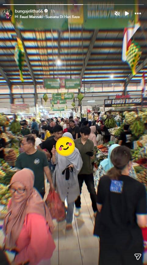 Bunga Jelitha pergi ke pasar langsung untuk membeli bahan-bahan masakan persiapan Lebaran 2026