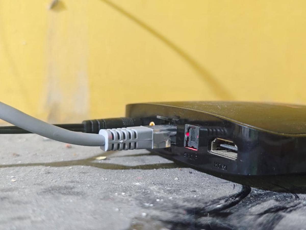 potret sambungan internet melalui kabel LAN 