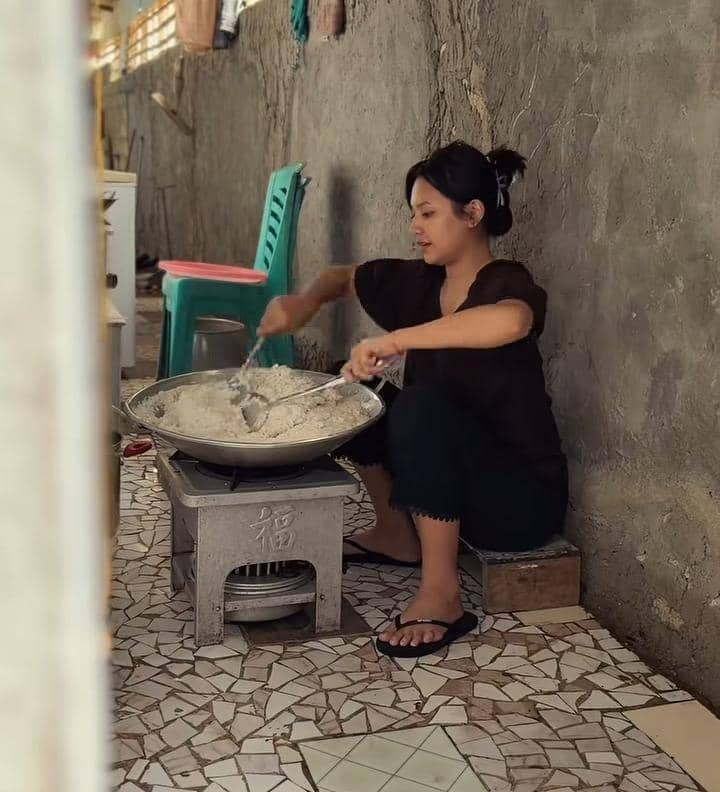 Indah Permatasari masak untuk lebaran