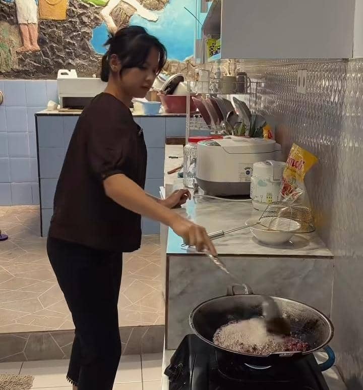 Indah Permatasari masak untuk lebaran
