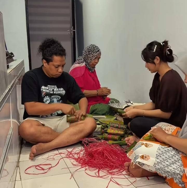 Indah Permatasari masak untuk lebaran