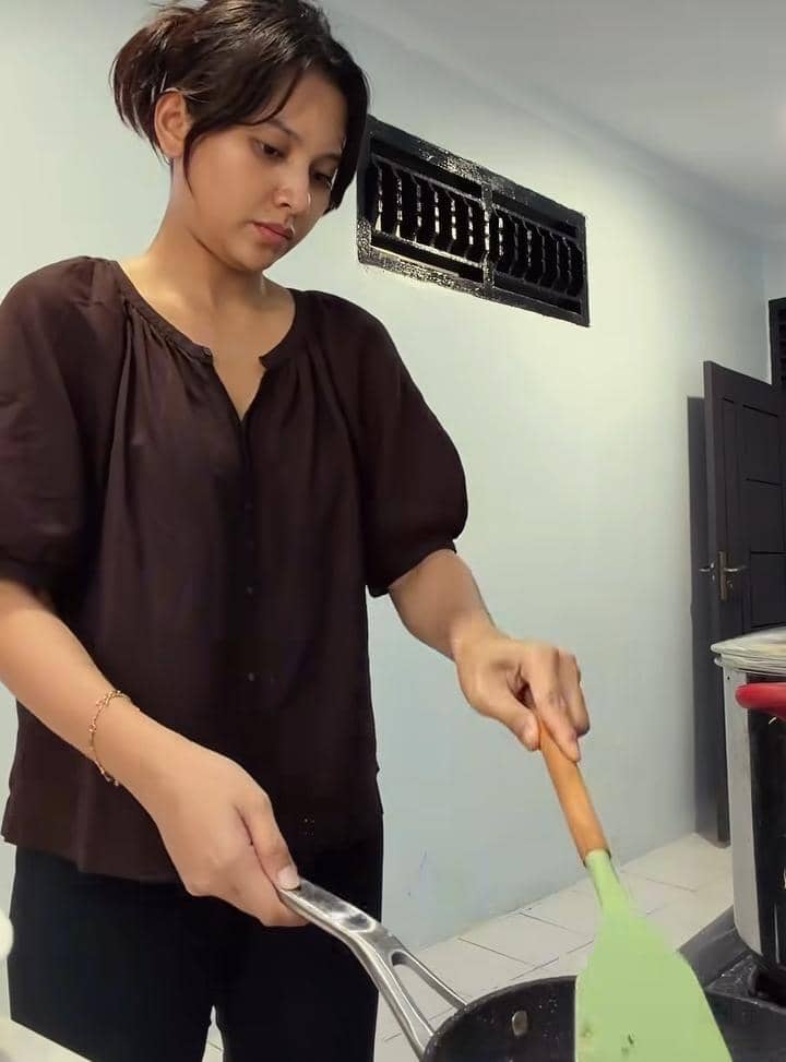 Indah Permatasari masak untuk lebaran