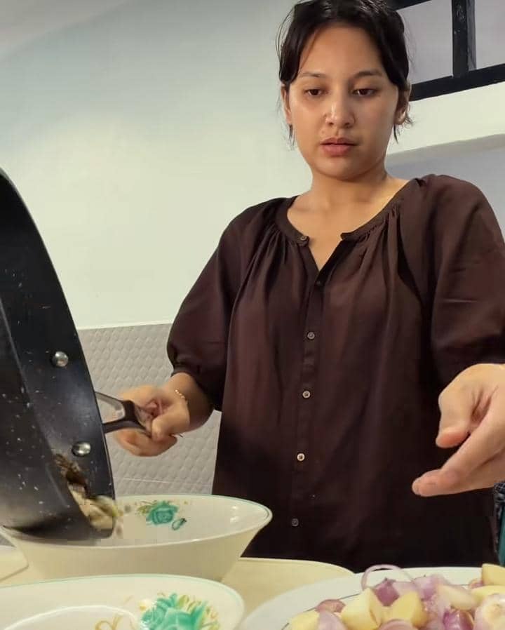 Indah Permatasari masak untuk lebaran