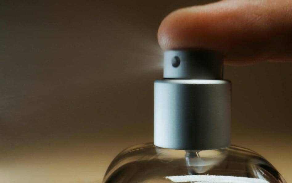 5 Titik Semprot Parfum yang Bikin Kamu Wangi Seharian Selama Lebaran