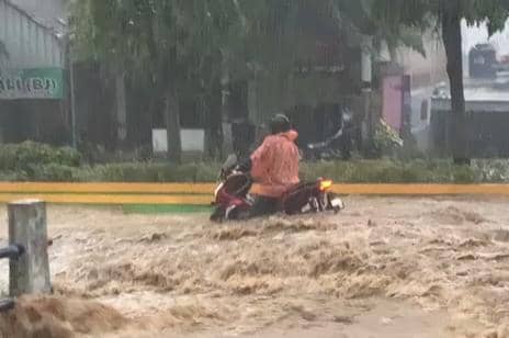 Bajir terjang Jalan Sukowati Magetan di malam takbiran. IDN Times/Istimewa.