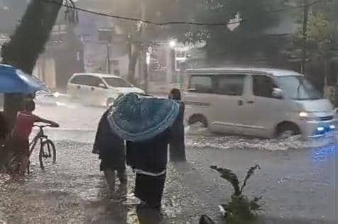 Bajir terjang Jalan Diponegoro Magetan di malam takbiran. IDN Times/Istimewa.