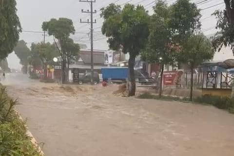 Bajir terjang Jalan Sukowati Magetan di malam takbiran. IDN Times/Istimewa.