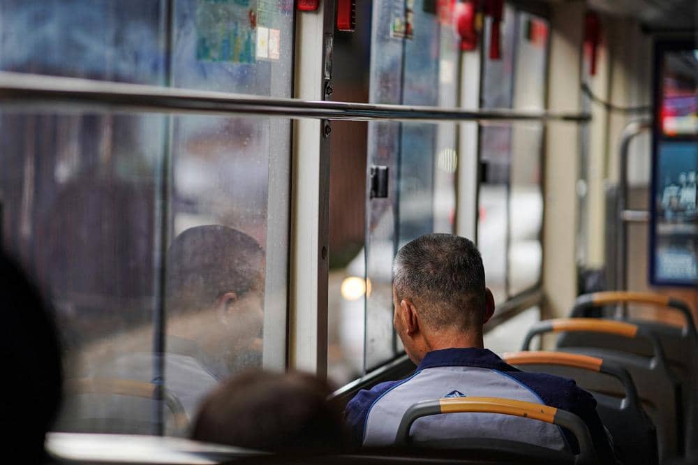 ilustrasi seorang penumpang menatap ke luar jendela