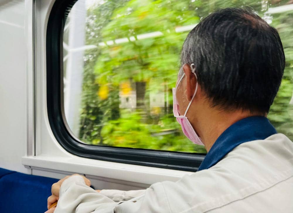 Penumpang kereta sedang menatap ke luar jendela