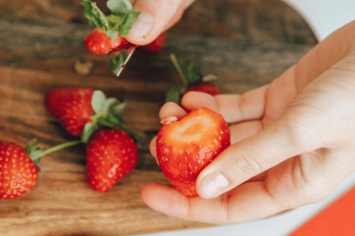 ilustrasi mengolah stroberi