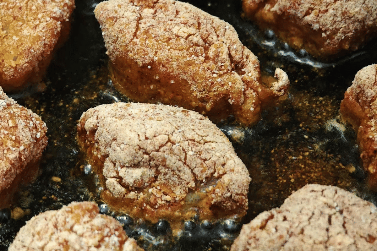 ilustrasi membuat ayam isi keju gruyere brokoli