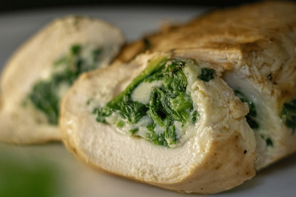 Resep Ayam Isi Keju Gruyère Brokoli, Daging Juicy dengan Isian Lumer!