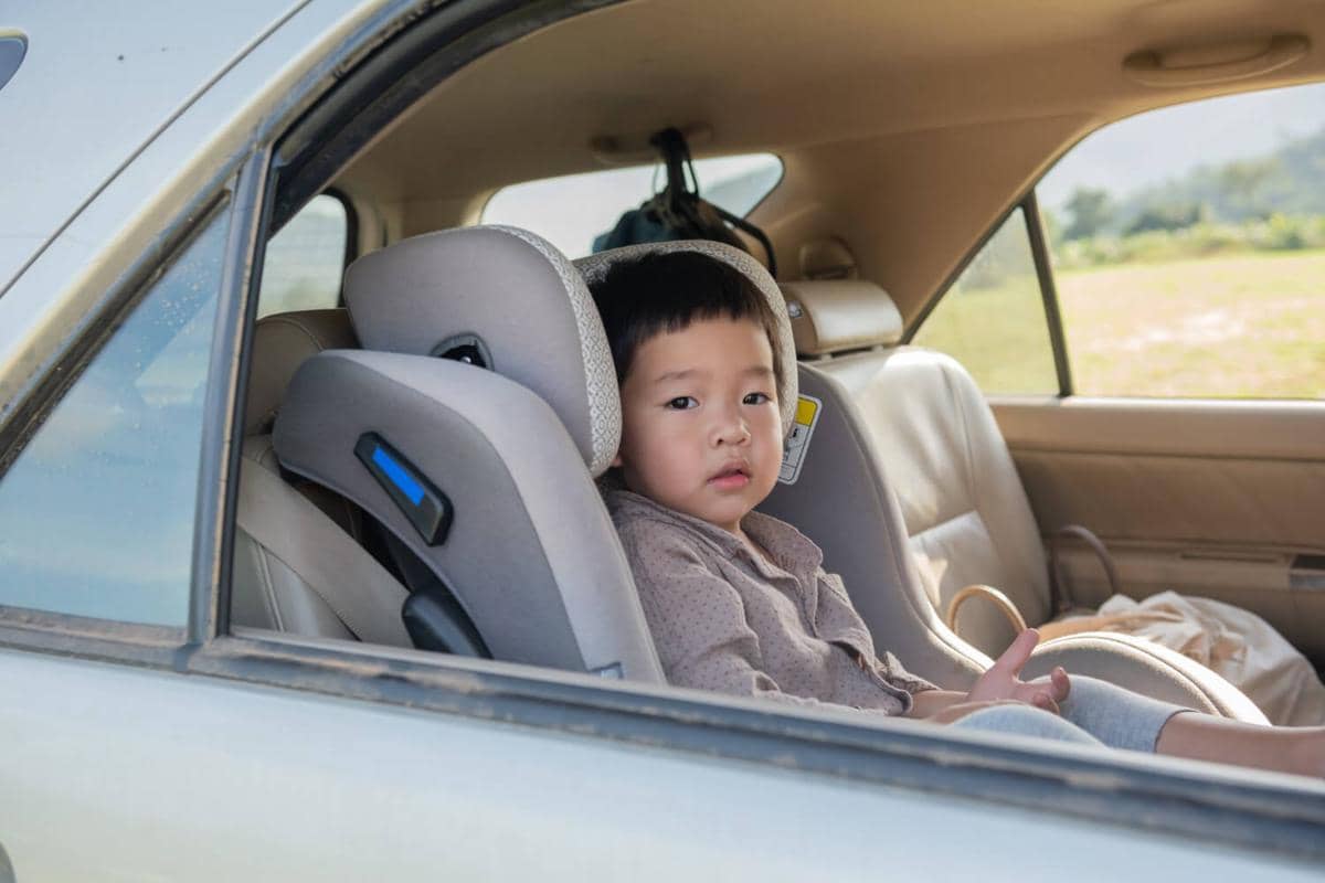 ilustrasi anak kecil dalam mobil