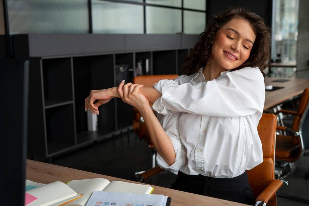 ilustrasi stretching di tempat kerja