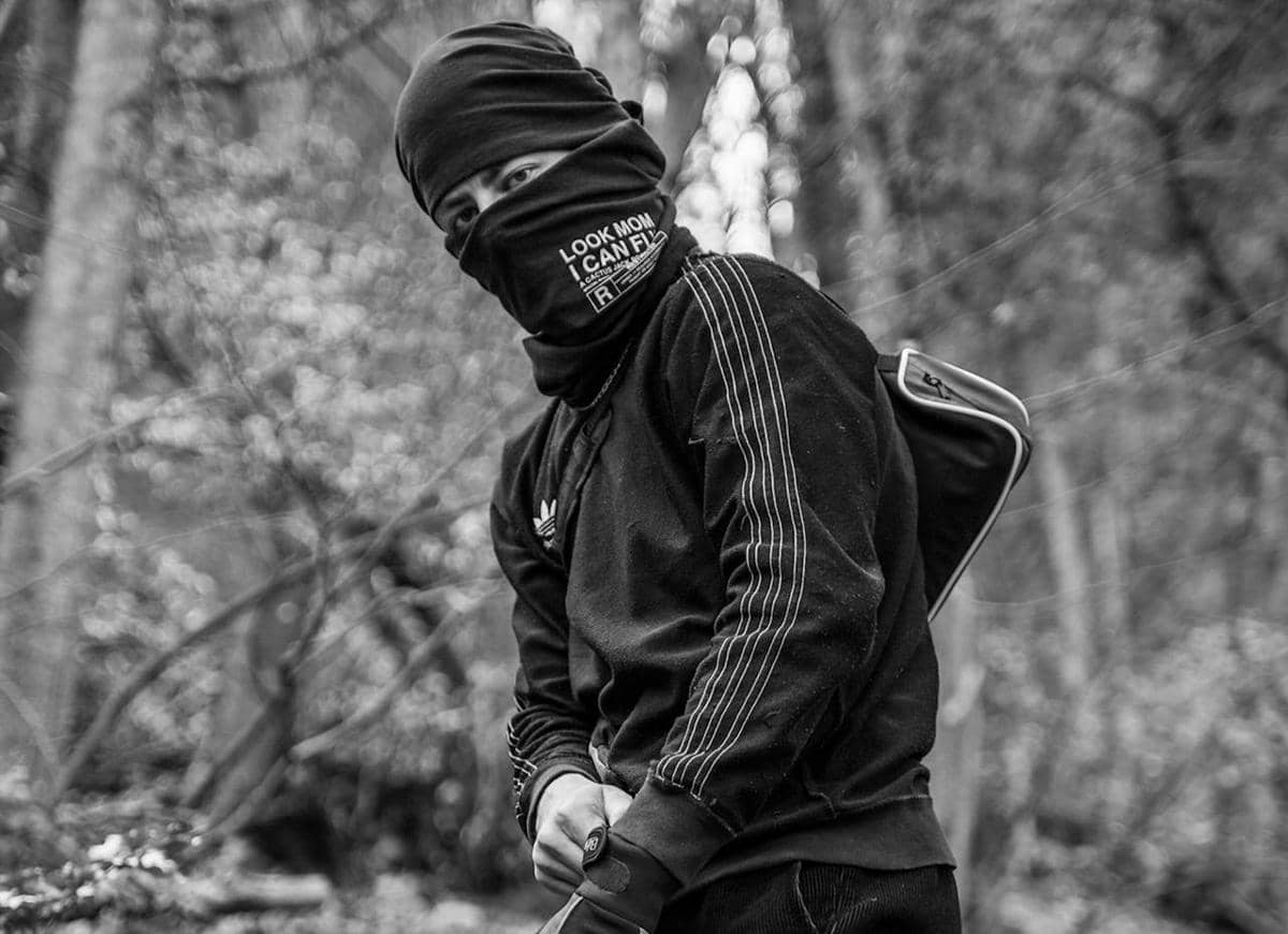 Orang sedang memakai topeng.