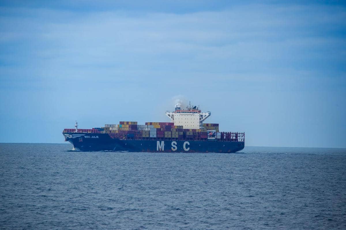 Kapal sedang berlayar di laut.