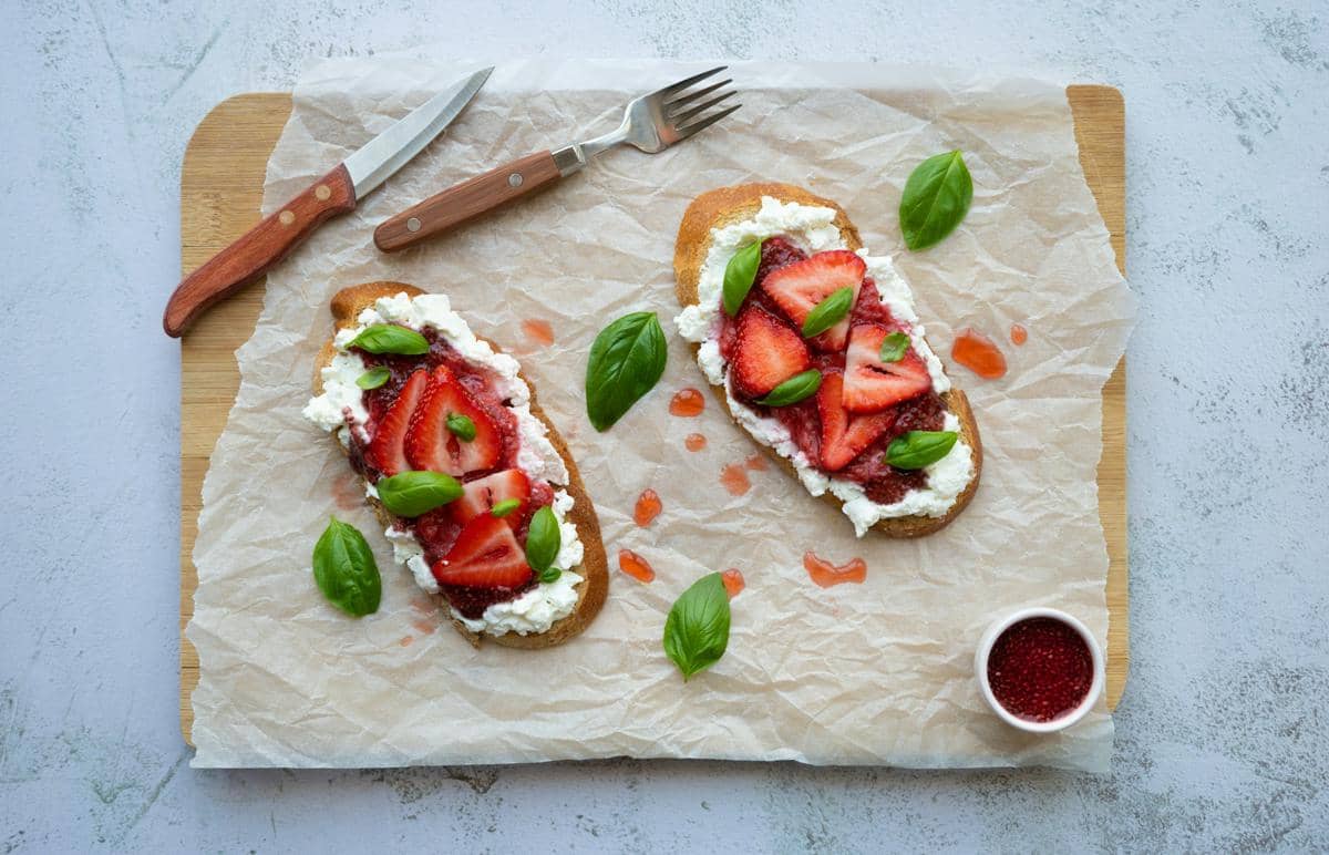 Resep Sourdough Toast Topping Stroberi Bakar, Crunchy Juicy!