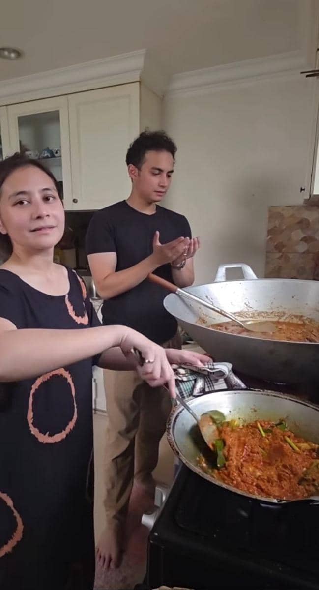 Prilly Latuconsina masak rendang untuk Lebaran.
