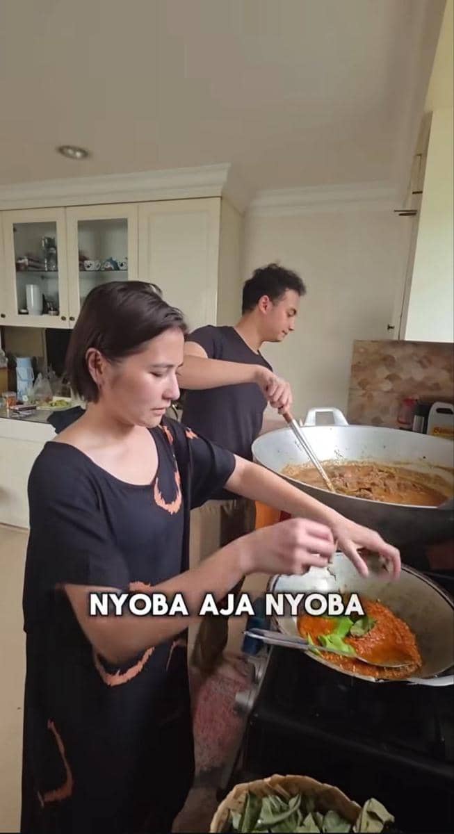 Prilly Latuconsina masak rendang untuk Lebaran.