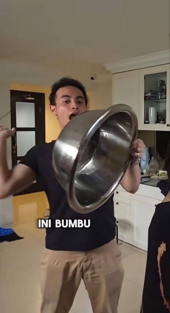 Prilly Latuconsina masak rendang untuk Lebaran.