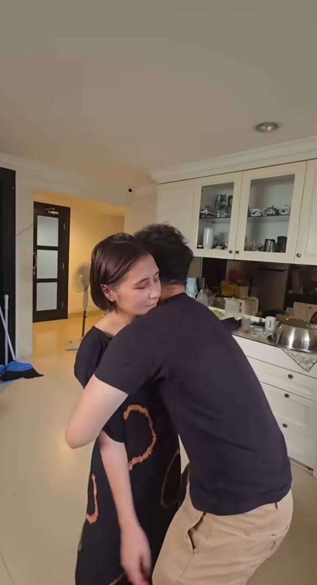 Prilly Latuconsina masak rendang untuk Lebaran.