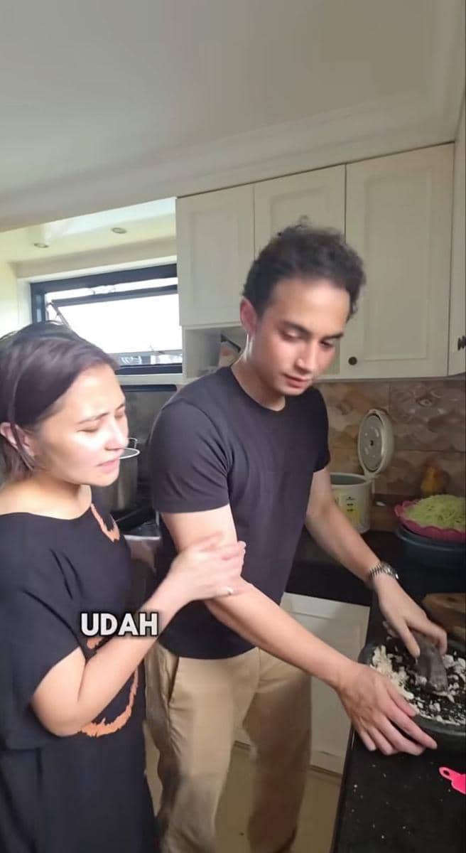 Prilly Latuconsina masak rendang untuk Lebaran.