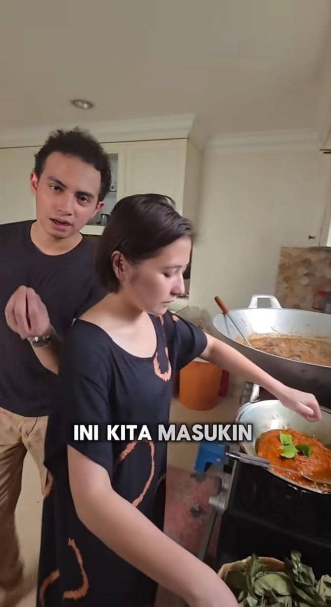 Prilly Latuconsina masak rendang untuk Lebaran.