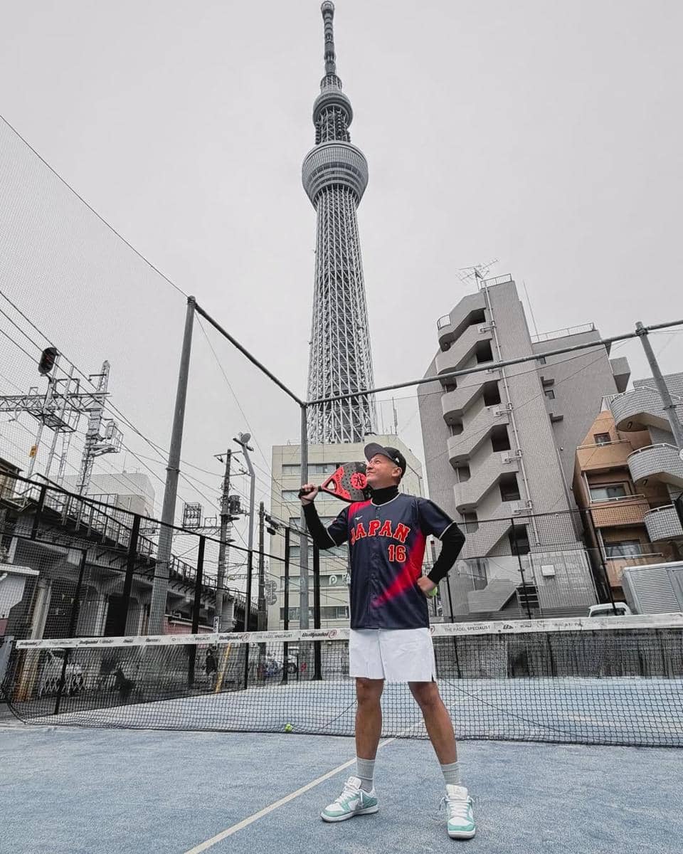 Gading Marten main padel di Jepang.