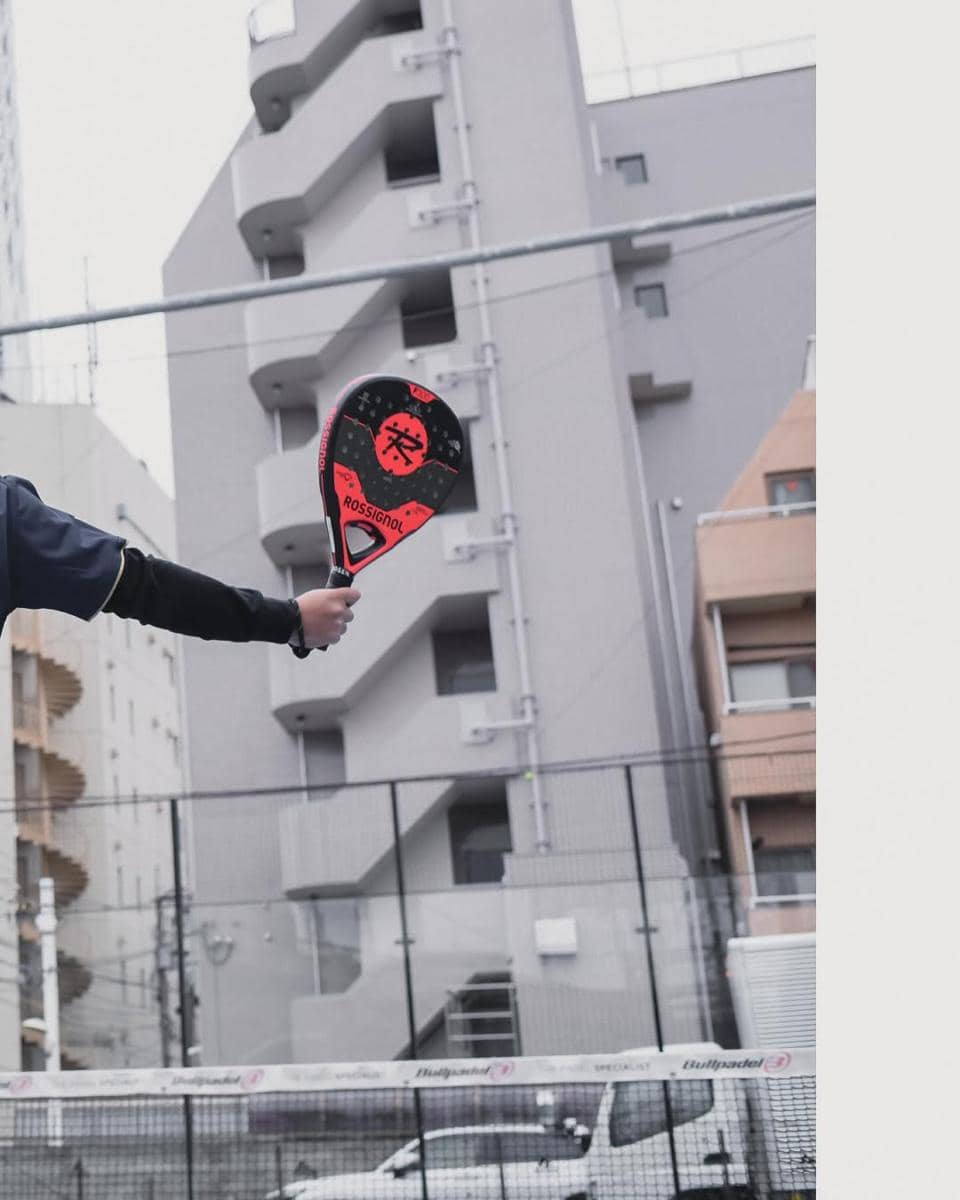 Gading Marten main padel di Jepang.