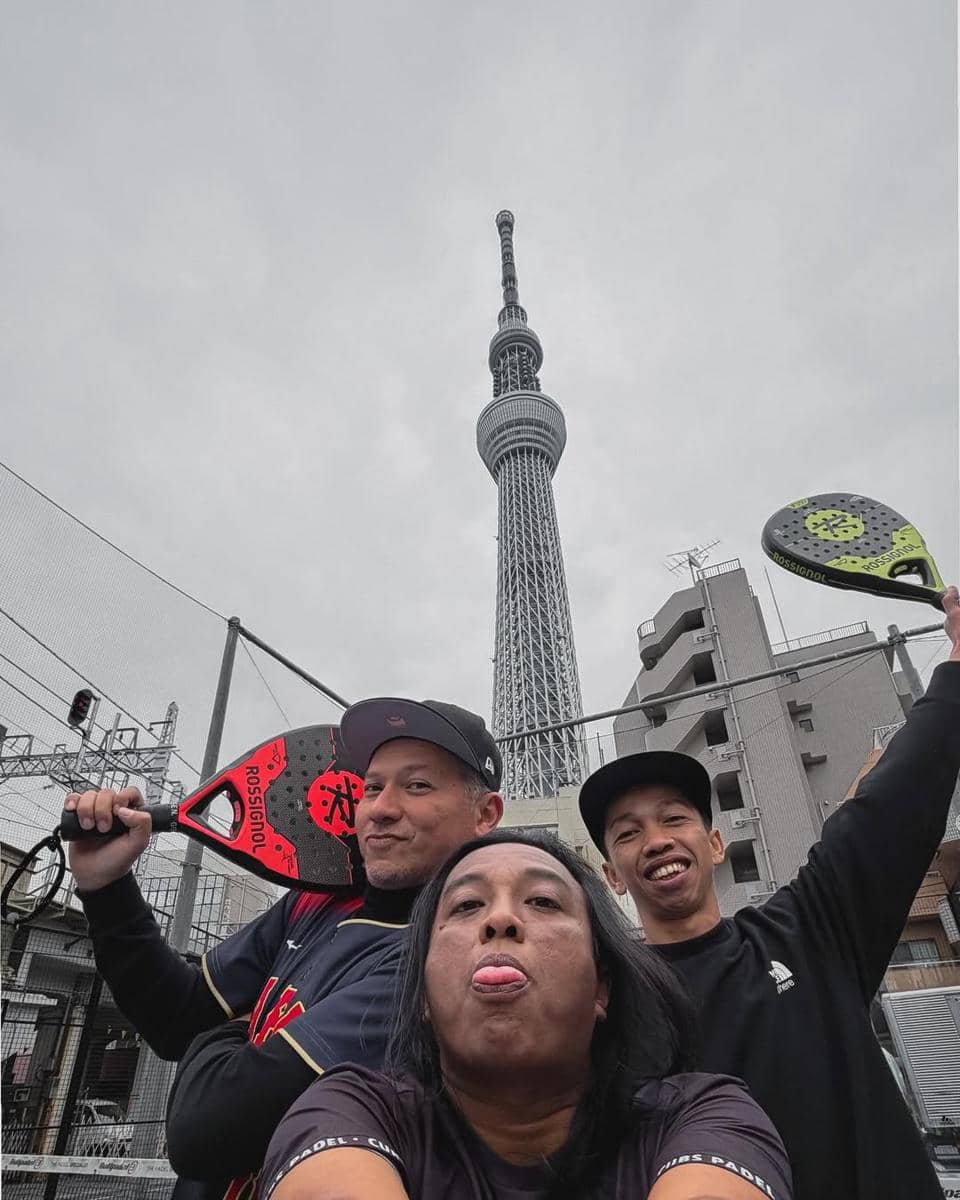 Gading Marten main padel di Jepang.