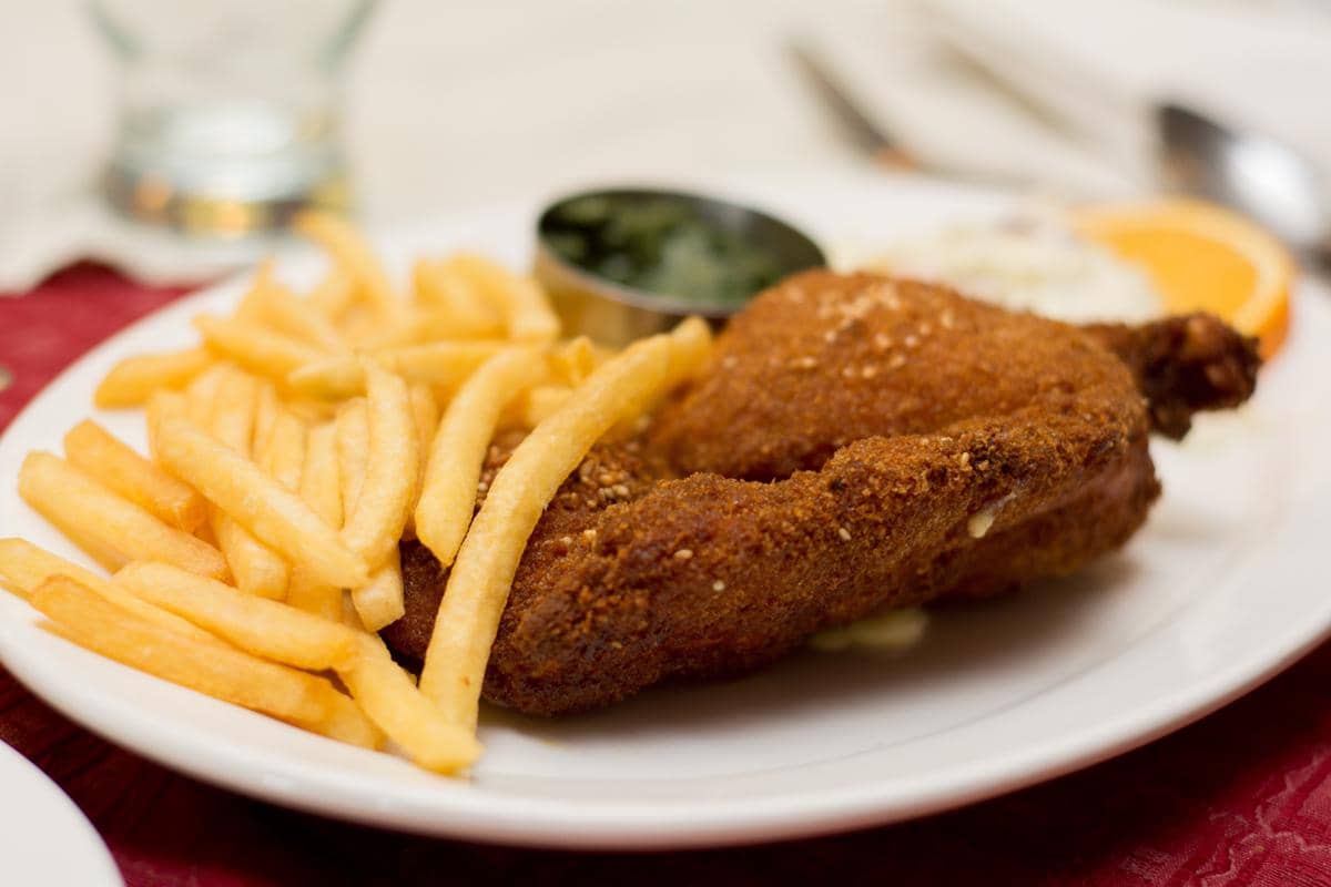 ilustrasi ayam isi keju gruyere brokoli