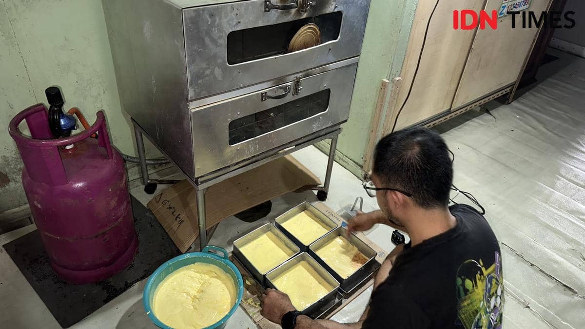 Owner Lapis Cedaff saat memenggang kue lapis. 