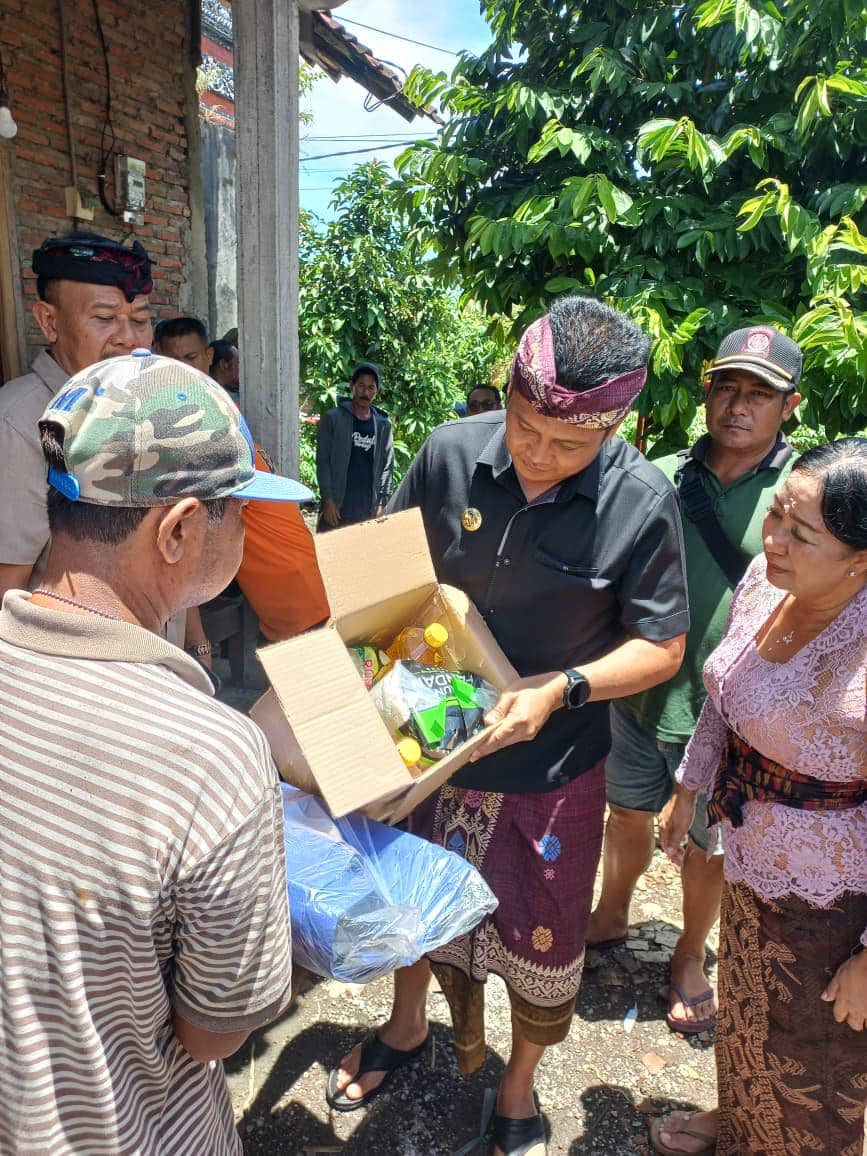 Warga terdampak bencana diberikan bantuan kebutuhan dasar usai atap rumahnya rusak karena diterjang angin puting beliung di Desa Yehembang, Kecamatan Mendoyo, Kabupaten Jembrana, Bali, pada Jumat (20/3/2026).(Dok.Istimewa)