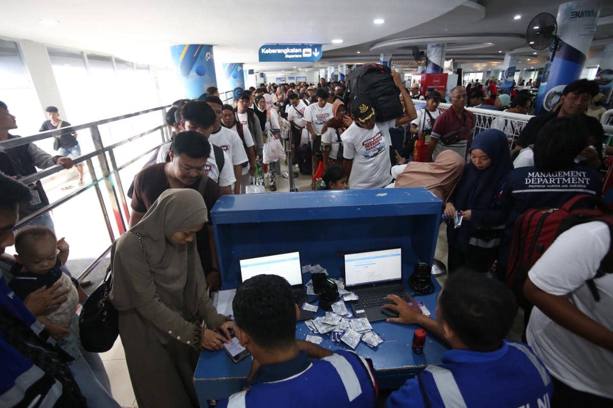 Puluhan ribu penumpang memadati Pelabuhan Makassar hingga H-2 Idul Fitri 2026. (Dok. Pelindo Regional 4)