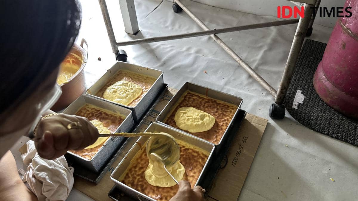 Proses produksi lapis Cedaff Pontianak. 